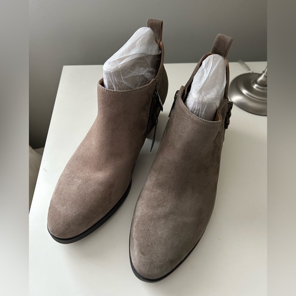 Vionic Size 8.5 Taupe Suede Pull On Ankle Bootie NWOT